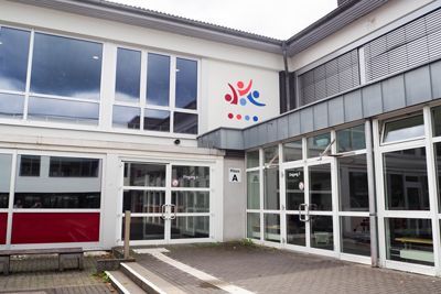 Gesamtschule Hennef-West, Fritz-Jacobi-Stra&szlig;e, Abendeingang, Hennef