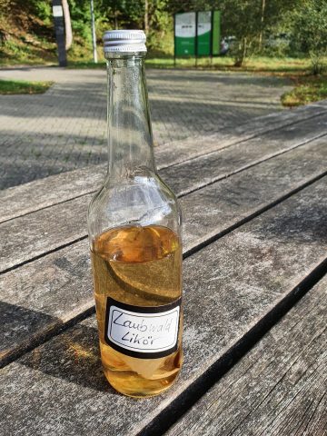 Flasche mit Laubwald-Likör