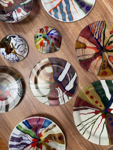 Bunte Teller und Schalen