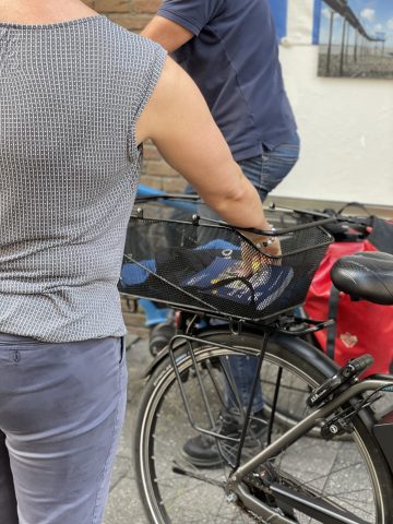 Programmheft im Fahrradkörbchen