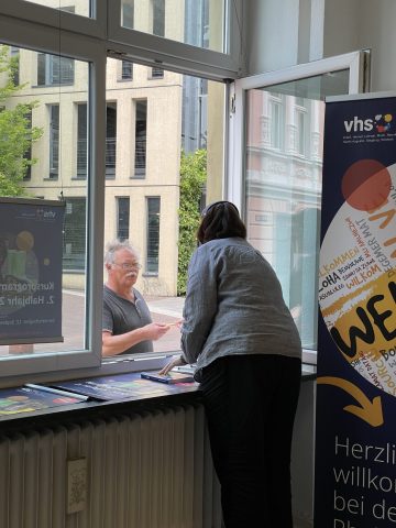 Sandra Rippinghaus am Fenster der vhs-Geschäftsstelle