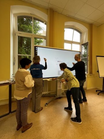 Teilnehmende am Smartboard