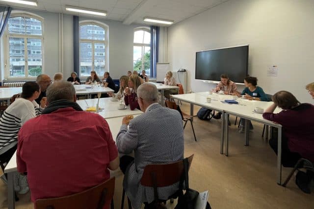 Austausch beim Mittagessen