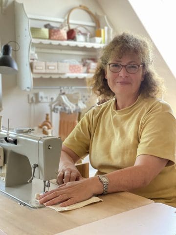Ulla Lüer an der Nähmaschine