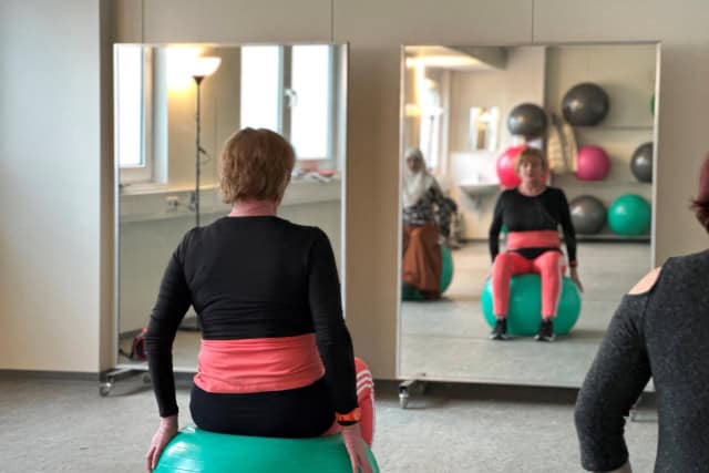 Inge Wolff im Gymnastikraum