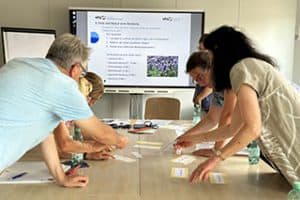 Kursleitende in einem Workshop