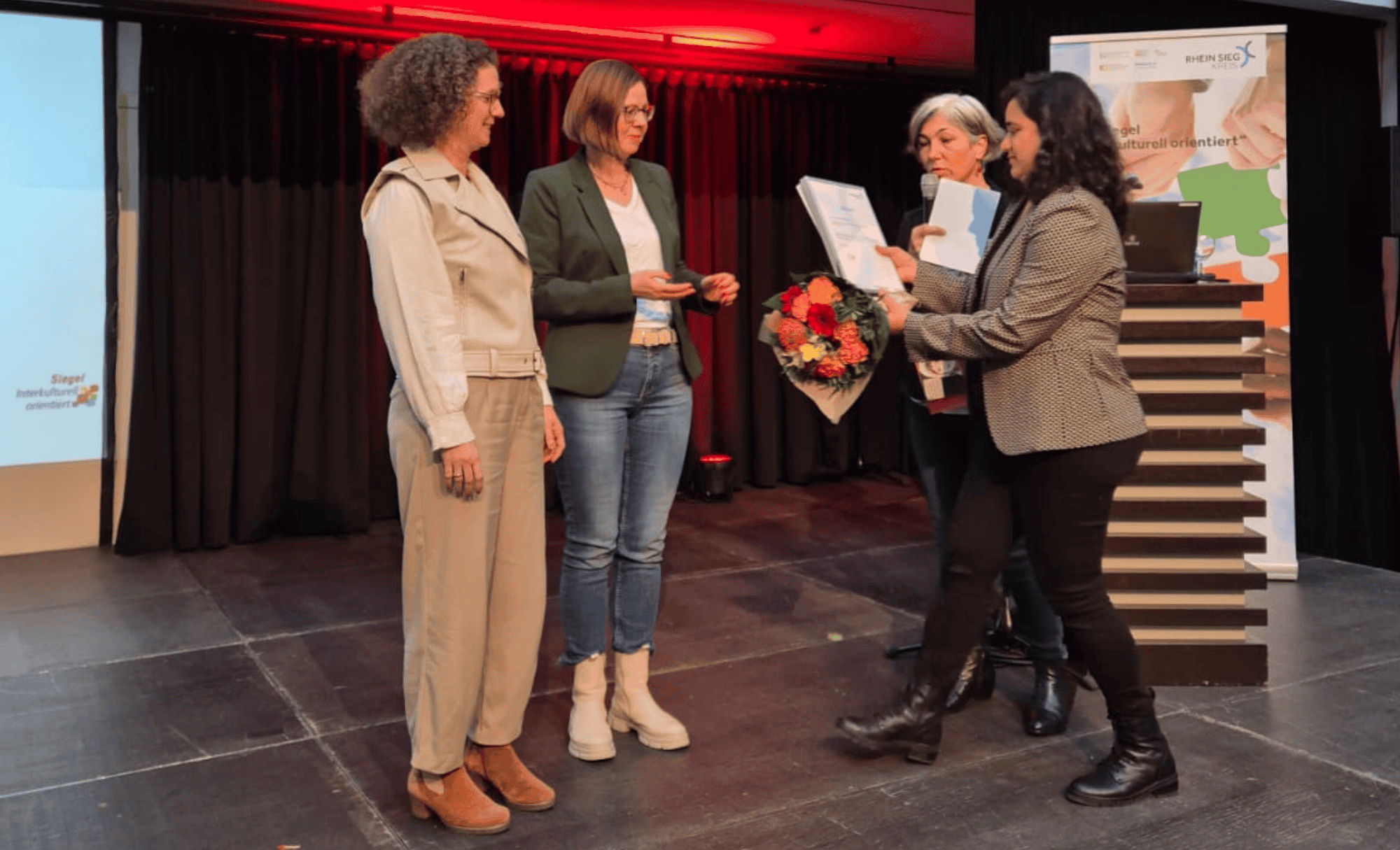 Siegel Interkulturell orientiert Siegelverleihung auf der Bühne im Stadtmuseum Siegburg