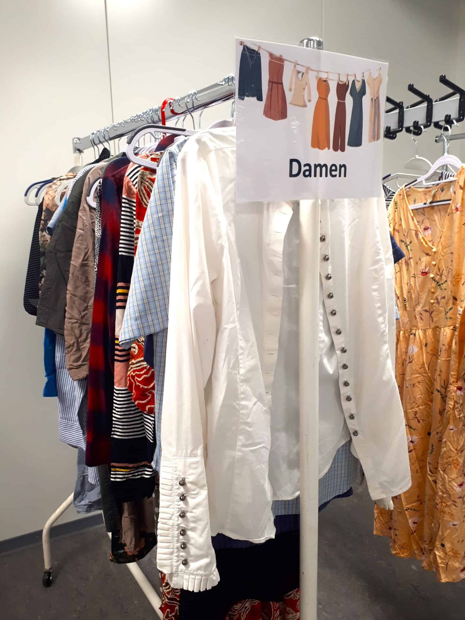Kleiderstange mit Damenkleidung