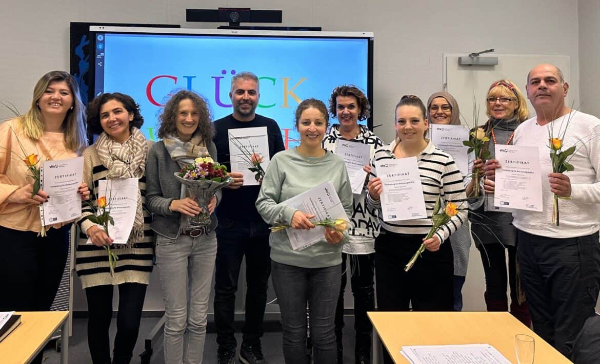 Gruppe von Teilnehmenden mit Zertifikat in der Hand