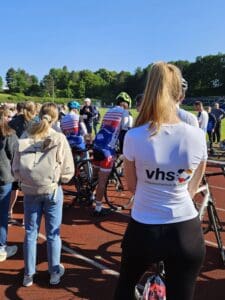 Verwaltungsleiterin Nadine Bork im vhs T-Shirt bei der Eröffnungsfeier
