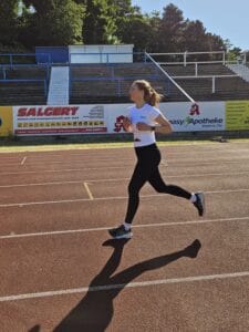 Nadine Bork läuft Runden im Stadion.