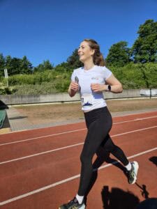 Nadine Bork läuft Runden im Stadion.