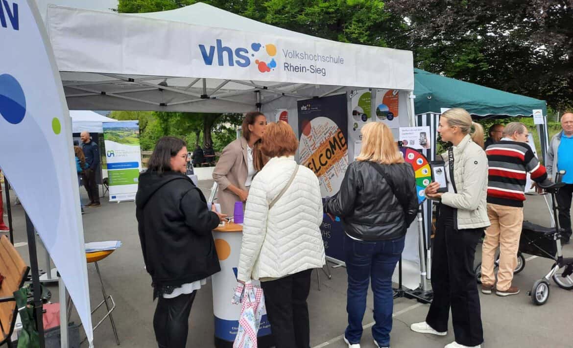 vhs-Mitarbeitende am Stand