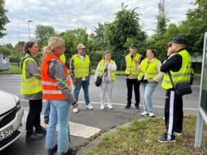 Menschengruppe mit gelben Warnwesten