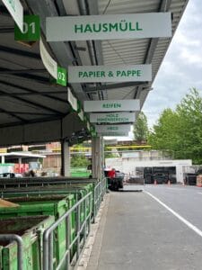 Große Container zum sortieren von Abfall