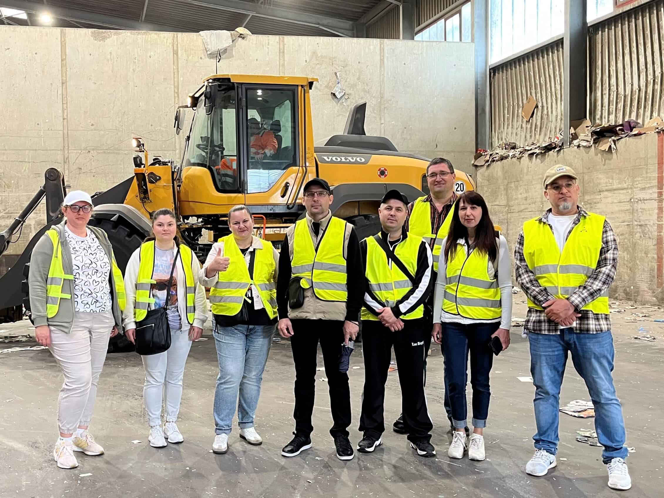 RSAG6_1 Menschengruppe in gelben Warnwesten bei der RSAG