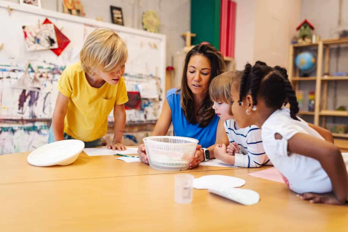 Eine Frau drei Kinder experimentieren