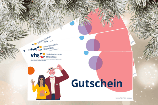 Drei vhs Gutscheine aufgefächert vor winterlichem Hintergrund