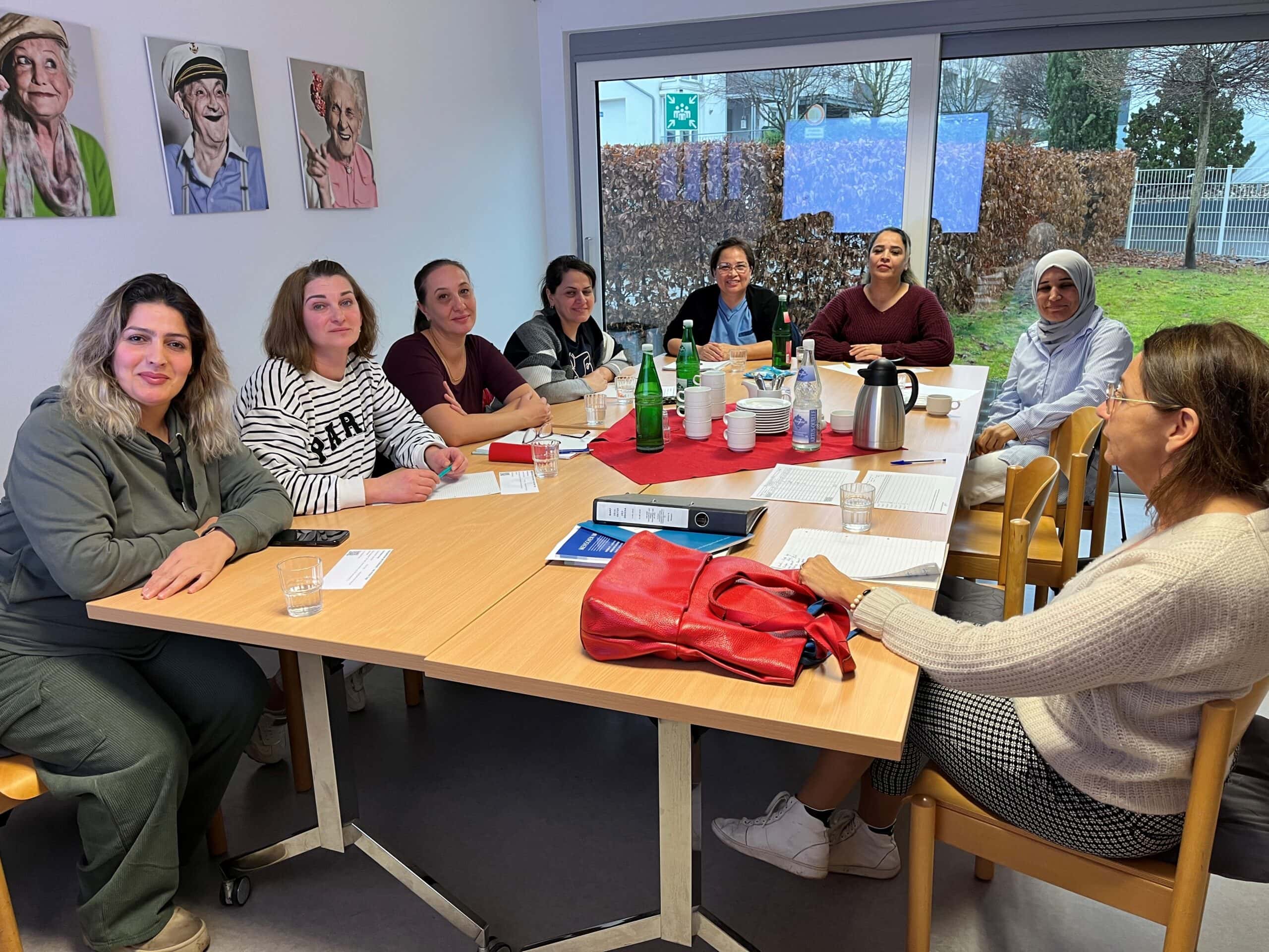 BSK Lohmar Mehrere Frauen sitzen an einem Tisch. Auf dem liegen Blätter und Hefte.