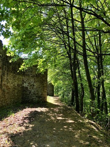 Weg entlang der Mauer