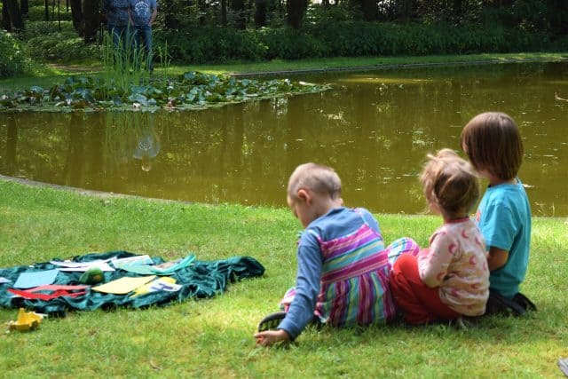 Kinder am Seerosenteich